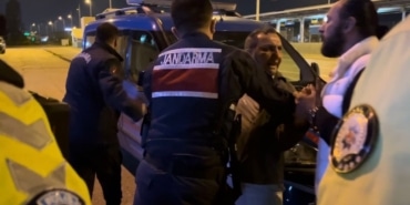 ALKOLLÜ YAKALANDI POLİSE HAKARETTEN GÖZALTINA ALINDI