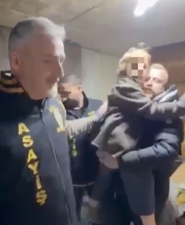 ALMAN ANNE "NAZAR"A GELDİ ALMAN REBECCA, 7 YILDIR KAVUŞMAYI BEKLEDİĞİ OĞLU NAZAR'I ALMAK İÇİN BURSA'YA GELDİ ALMAN ANNE NAZAR'INA KAVUŞTU