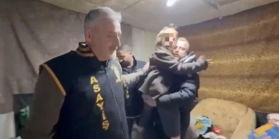 ALMAN ANNE "NAZAR"A GELDİ ALMAN REBECCA, 7 YILDIR KAVUŞMAYI BEKLEDİĞİ OĞLU NAZAR'I ALMAK İÇİN BURSA'YA GELDİ ALMAN ANNE NAZAR'INA KAVUŞTU