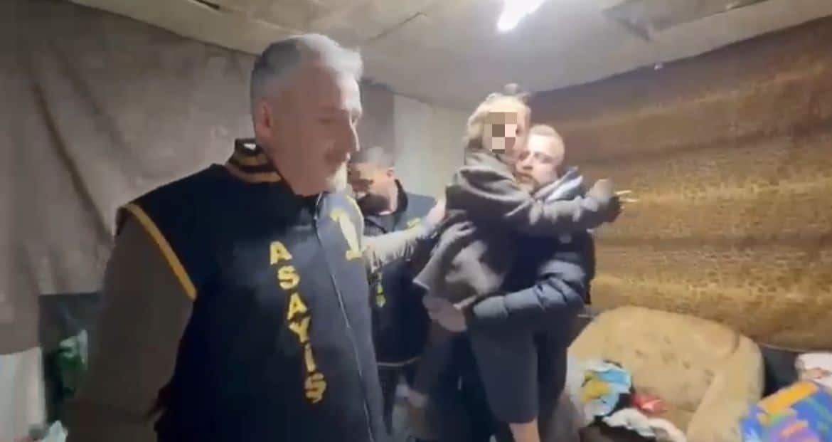 ALMAN ANNE "NAZAR"A GELDİ ALMAN REBECCA, 7 YILDIR KAVUŞMAYI BEKLEDİĞİ OĞLU NAZAR'I ALMAK İÇİN BURSA'YA GELDİ ALMAN ANNE NAZAR'INA KAVUŞTU