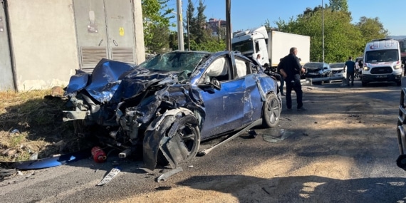 İZMİR'DE FRENİ BOŞALAN TIR 10 ARACA ÇARPTI: 1'İ POLİS 3 KİŞİ HAYATINI KAYBETTİ, 5 KİŞİ YARALANDI