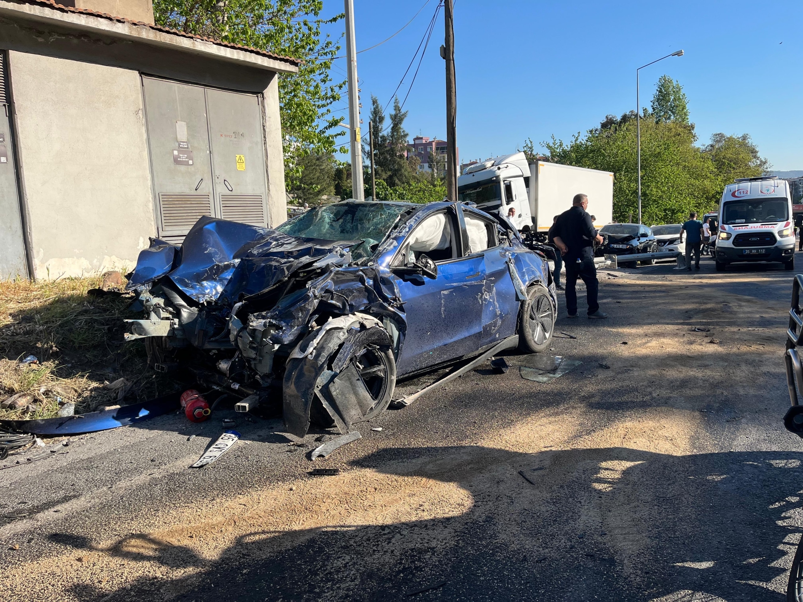 İZMİR'DE FRENİ BOŞALAN TIR 10 ARACA ÇARPTI: 1'İ POLİS 3 KİŞİ HAYATINI KAYBETTİ, 5 KİŞİ YARALANDI