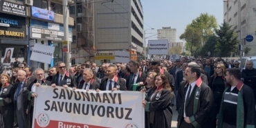 HUKUK CAMİASI BURSA'DA  GENÇ AVUKAT İÇİN ADALET YÜRÜYÜŞÜ DÜZENLENDİ