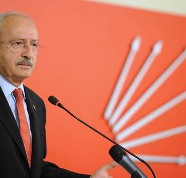 KILIÇDAROĞLU, AYM'Yİ ELEŞTİRDİ CHP GENEL BAŞKANI KEMAL KILIÇDAROĞLU: "ANAYASA MAHKEMESİ ANAYASA VE HUKUKU DIŞLAYARAK 'BEN OHAL KARARNAMELERİNE BAKMAM' DİYE ESKİDEN İKİ KEZ VERDİĞİ KARARI DEĞİŞTİRDİ. TÜRKİYE’Yİ BUGÜN BİR KAOS