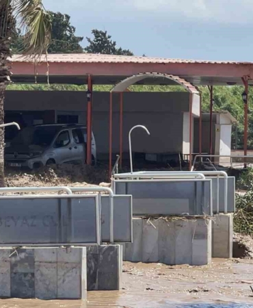 OSMANİYE'DE ARAÇLAR VE EVLER SULAR ALTINDA KALDI