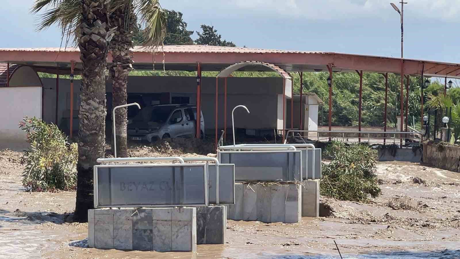 OSMANİYE'DE ARAÇLAR VE EVLER SULAR ALTINDA KALDI