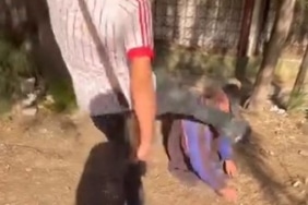 SOKAKTA UYUYAN YAŞLI ADAMIN YÜZÜNE TEKME ATIP SOSYAL MEDYADA PAYLAŞTILAR İZMİR'DE SAVUNMASIZ YAŞLI ADAMA ACIMASIZ SALDIRI KAMERADA