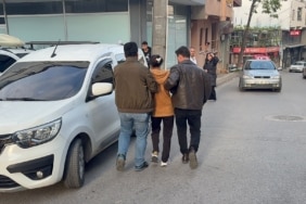 ''BU ARAÇ BENİM'' DİYEREK  HIRSIZLIK İÇİN GİRDİĞİ ARAÇTAN İNMEYEN KADIN TUTUKLANDI