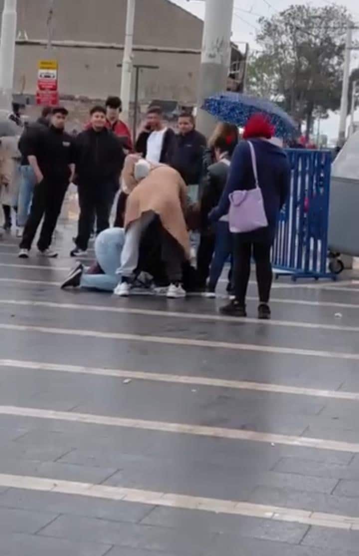 BURSA'DA ENGELLİ VATANDAŞA MEYDAN ORTASINDA SALDIRI: KADINLAR TEKME TOKAT DARP ETTİ