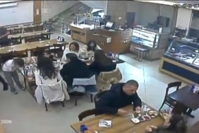 NEFES BORUSUNA YEMEK KAÇAN KÜÇÜK KIZI RESTORAN ÇALIŞANI KURTARDI