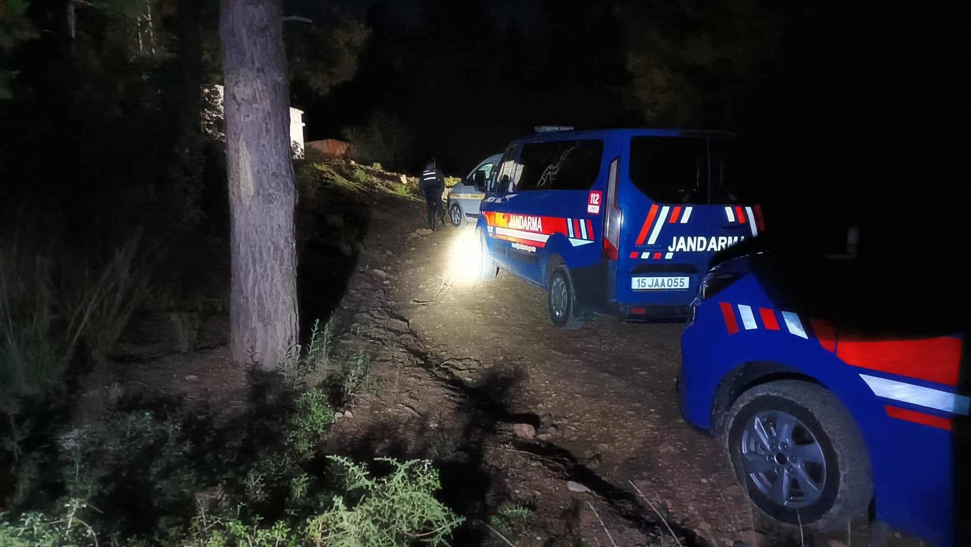 KÜBRA YAPICI CİNAYETİNDE KAN DONDURAN DETAYLAR ÖLDÜRÜP TOPRAĞA GÖMDÜKLERİ KADINI YAKMAK İÇİN BİR GÜN SONRA GERİ DÖNMÜŞLER ŞÜPHELİLERİN KÜBRA YAPICI'YI ÖLDÜRÜP GÖMDÜKLERİ, ARDINDAN TOPRAKTAN ÇIKARIP HALIYA SARDIKLARI, YAKTIKLARI VE PARÇALADIKLARI ORTAYA ÇIKTI BURDUR'DAKİ VAHŞET, OLAYI GERÇEKLEŞTİREN ŞÜPHELİNİN İTİRAFI İLE ORTAYA ÇIKTI OLAYLA İLGİLİ 2 ŞAHIS GÖZALTINA ALINDI
