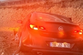 KONTROLDEN ÇIKAN OTOMOBİL İNŞAATA UÇTU: 2 YARALI