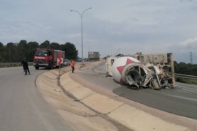 DEVRİLEN BETON MİKSERİNİN SÜRÜCÜSÜ YARALANDI