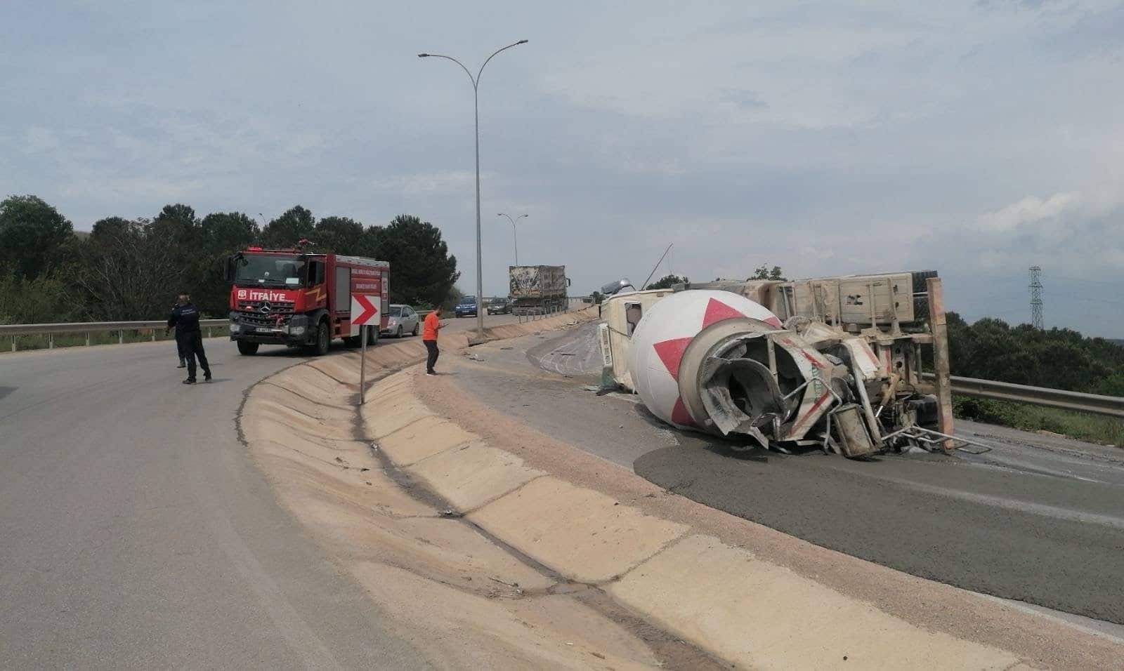 DEVRİLEN BETON MİKSERİNİN SÜRÜCÜSÜ YARALANDI