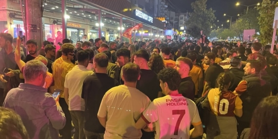 GALATASARAY'IN ŞAMPİYONLUĞU BURSA'DA KUTLANDI TARAFTARLAR SON DÜDÜK İLE BERABER CADDELERE İNDİ