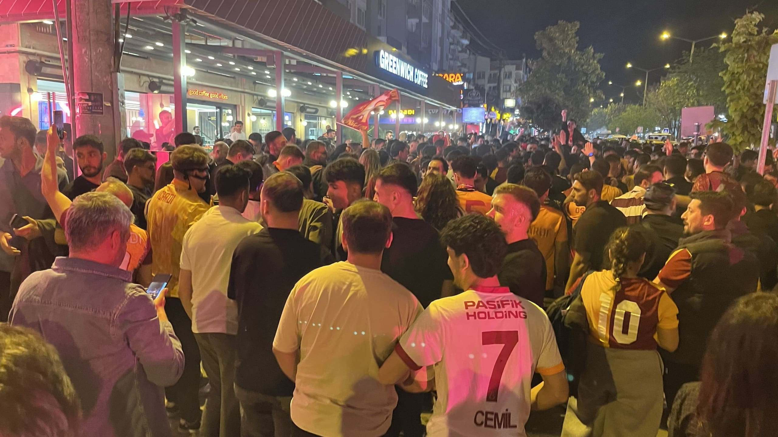 GALATASARAY'IN ŞAMPİYONLUĞU BURSA'DA KUTLANDI TARAFTARLAR SON DÜDÜK İLE BERABER CADDELERE İNDİ