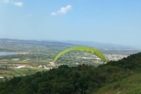 PARAŞÜTÜ İLE ORMANA DALDI