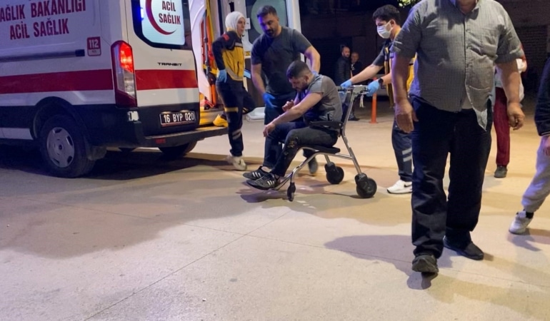 İNEGÖL'DE DİREKSİYON BAŞINDA FENALAŞAN SÜRÜCÜ ZİNCİRLEME KAZAYA NEDEN OLDU