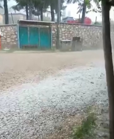 BURSA'DA CEVİZ BÜYÜKLÜĞÜNDE DOLU YAĞDI...CAMLAR KIRILMA NOKTASINA GELDİ