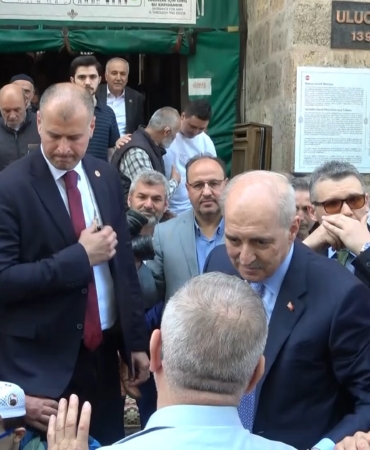 NUMAN KURTULMUŞ CUMA NAMAZINDA ULU CAMİ'DE VATANDAŞLARLA SAF TUTTU TBMM BAŞKANI KURTULMUŞ'TAN BURSA'DA MANEVİ DURAKLAR