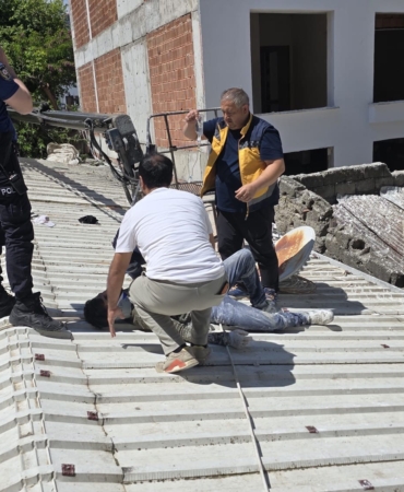 MUDANYA'DA CAN PAZARI...6.KATTAN DEVRİLEN VİNÇTE 2 İŞÇİ YARALANDI
