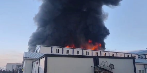 KAHRAMANMARAŞ'TA ŞANTİYEDE YANGIN: 1 ÖLÜ, 7 YARALI KONTEYNER KENT İÇERİSİNDE BULUNAN 3 KATLI ŞANTİYE BİNASINDA ÇIKAN YANGINDA 1 İŞÇİ HAYATINI KAYBETTİ, 7 İŞÇİ YARALANDI