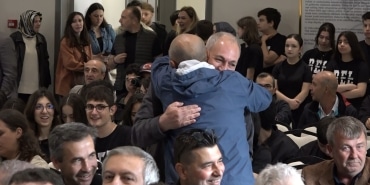 BURSA ERKEK LİSELİLER, 143. PİLAV GÜNÜNDE BULUŞTU UZUN SÜREDİR BİRBİRİNİ GÖRMEYEN MEZUNLAR, HASRETLE SARILDI YILLAR SONRA AYNI OKULUN ÇATI ALTINDA BULUŞAN MEZUNLARIN YÜZÜNDEN TEBESSÜM EKSİK OLMADI
