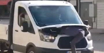 KAMYONETİN MOTORUNDA GİDEN TAMİRCİ KONUŞTU: "MÜŞTERİYİ 40 BİN LİRADAN KURTARDIK"