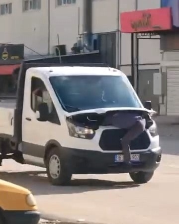 KAMYONETİN MOTORUNDA GİDEN TAMİRCİ KONUŞTU: "MÜŞTERİYİ 40 BİN LİRADAN KURTARDIK"