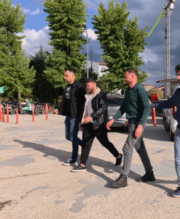 İNEGÖL'DE ENSEDEN BIÇAKLAYAN ŞÜPHELİ İLE AĞABEYİ YAKALANDI