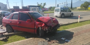 KAVŞAKTA 4 ARAÇ BİRBİRİNE GİRDİ : 1 ÖLÜ 4 YARALI