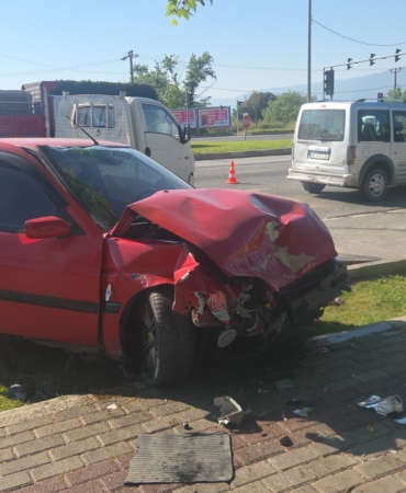 KAVŞAKTA 4 ARAÇ BİRBİRİNE GİRDİ : 1 ÖLÜ 4 YARALI