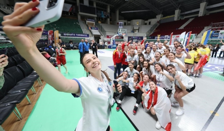 BURSA'DA SPOR ŞENLİKLERİNDE KARDEŞLİK RÜZGARI