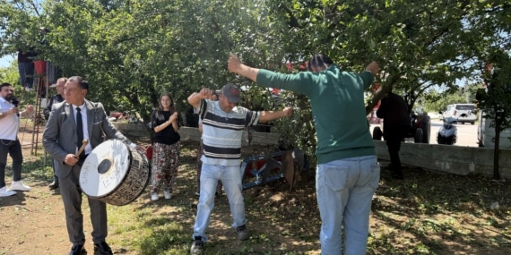 DAVULLU ZURNALI ERİK HASADI ERİKTE REKOLTE GEÇEN SENEYE GÖRE 4 KAT ARTINCA ÇİFTÇİ TARLADA DAVUL ZURNA EŞLİĞİNDE GÖBEK ATIP HASAT YAPTI