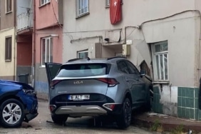 OTOMOBİL İLE ÇARPIŞAN CİP EVE GİRDİ