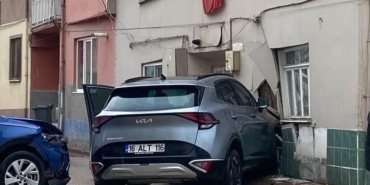 OTOMOBİL İLE ÇARPIŞAN CİP EVE GİRDİ