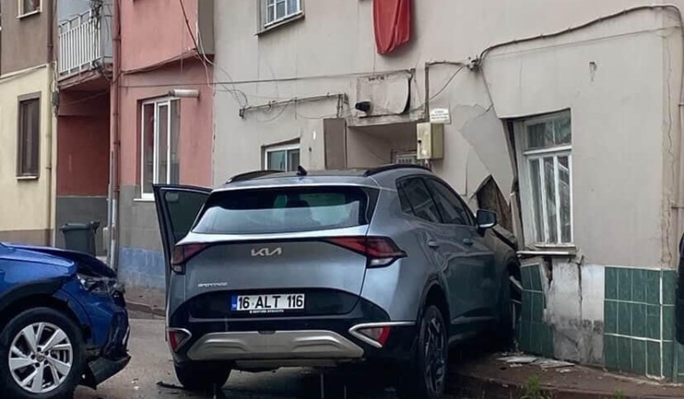 OTOMOBİL İLE ÇARPIŞAN CİP EVE GİRDİ