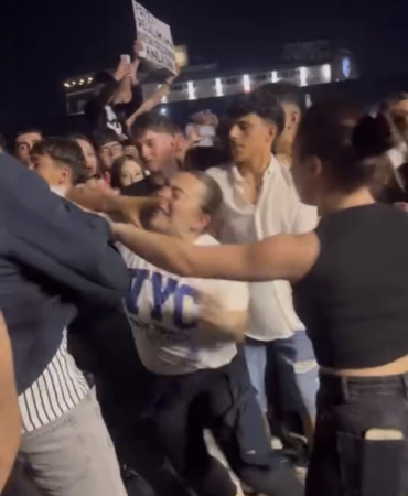 KONSERDE TEKME VE YUMRUKLAR HAVADA UÇUŞTU