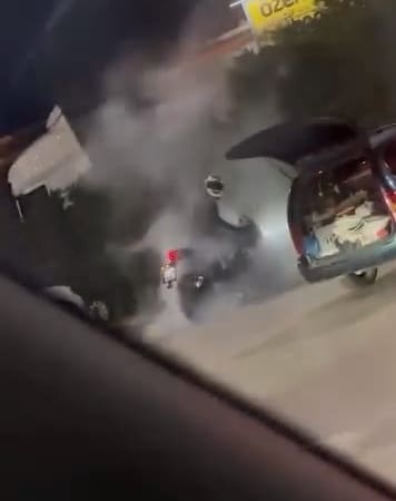 AKARYAKIT İSTASYONU İÇİNDE LASTİK YAKAN MOTOSİKLET BÖYLE GÖRÜNTÜLENDİ