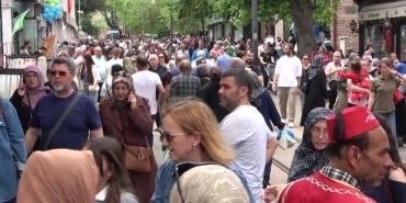 BURSA'DA BAYRAM YOĞUNLUĞU BAŞLADI: KASAPTA DA ŞEKERCİDE DE HAREKETLİLİK YAŞANIYOR