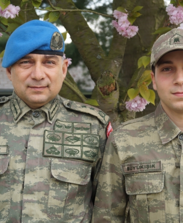 DORUKHAN BÜYÜKIŞIK DAVASINDA 21 GÖZALTI 2018 YILINDA "İNTİHAR" DENİLEN EMEKLİ TÜMGENERAL ETHEM BÜYÜKIŞIK'IN OĞLU DORUKHAN BÜYÜKIŞIK'IN ŞÜPHELİ ÖLÜMÜYLE İLGİLİ BU SABAH İZMİR MERKEZLİ 9 İLDE EŞ ZAMANLI OPERASYON DÜZENLENDİ HAKLARINDA GÖZALTI KARARI VERİLEN, ARALARINDA İLÇE EMNİYET MÜDÜRÜ, KOMİSER VE POLİS MEMURLARININ DA BULUNDUĞU 26 KİŞİDEN 21 KİŞİ YAKALANARAK GÖZALTINA ALINDI