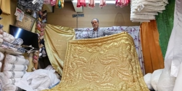 KRALİÇE 2. ELİZABETH'İN YORGANINI YAPAN İNEGÖLLÜ 60 YILDIR MESLEĞİNE SIKI SIKI SARILIYOR