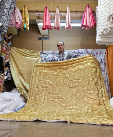 KRALİÇE 2. ELİZABETH'İN YORGANINI YAPAN İNEGÖLLÜ 60 YILDIR MESLEĞİNE SIKI SIKI SARILIYOR