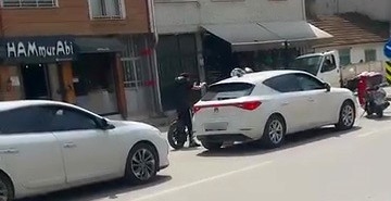 YOL VERME KAVGASINDA TANSİYON YÜKSELDİ ARAYA VATANDAŞLAR GİRDİ