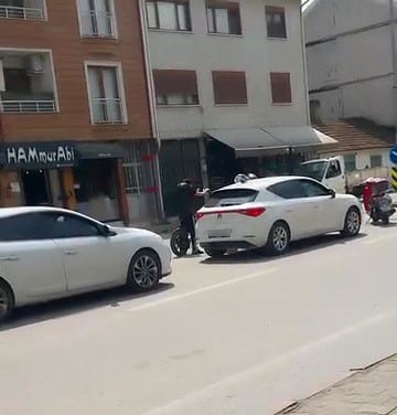 YOL VERME KAVGASINDA TANSİYON YÜKSELDİ ARAYA VATANDAŞLAR GİRDİ