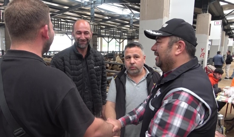 KURBAN PAZARINDA GÜLDÜREN ANLAR :MALİ POLİS ÇETİN PAZARLIĞA DAHİL OLDU KURBAN PAZARINA SAHTE PARA DENETİMİ, POLİSTEN DERS NİTELİĞİNDE UYGULAMALI EĞİTİM KURBAN PAZARLIĞINA POLİS DE DAHİL OLDU SAHTE PARA DENETİMİ KAMERADA