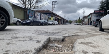 KAZAZEDE SÜRÜCÜLERE MÜJDE; SORUMLULAR BOZUK YOL TAZMİNATI ÖDEYECEK ÇUKURA DÜŞEN ARACIN HASARINI BELEDİYE YA DA KARAYOLLARI ÖDÜYOR