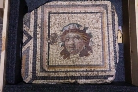 TARİHİ ESERLER TEK TEK YUVASINA DÖNÜYOR BAKAN ERSOY'DAN ZEUGMA MÜJDESİ: "ÇİNGENE KIZI" MOZAĞİNİN KAYIP PANELİ YILLAR SONRA YENİDEN TÜRKİYE'DE ERSOY: "BU TOPRAKLARA AİT HER ESERİ GERİ ALMAYA DEVAM EDECEĞİZ"