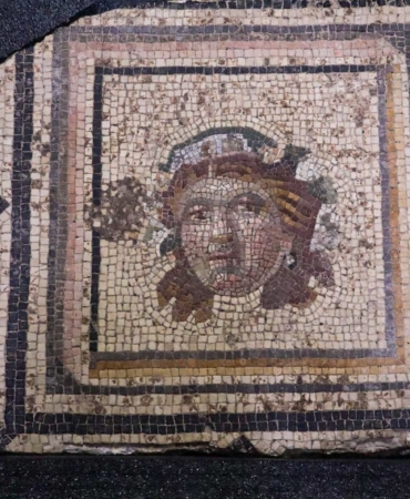 TARİHİ ESERLER TEK TEK YUVASINA DÖNÜYOR BAKAN ERSOY'DAN ZEUGMA MÜJDESİ: "ÇİNGENE KIZI" MOZAĞİNİN KAYIP PANELİ YILLAR SONRA YENİDEN TÜRKİYE'DE ERSOY: "BU TOPRAKLARA AİT HER ESERİ GERİ ALMAYA DEVAM EDECEĞİZ"