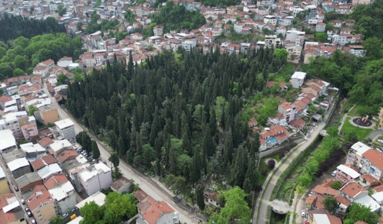 BURSA'DA MEZARLIKLAR BAYRAMA HAZIR